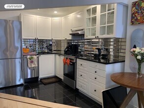 25 W 70th St in New York, NY - Building Photo - Building Photo