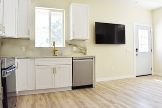 3905 Woodcliff Rd in Sherman Oaks, CA - Building Photo - Building Photo