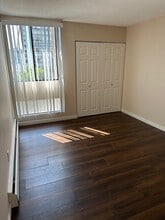 Ambleside in West Vancouver, BC - Building Photo - Building Photo