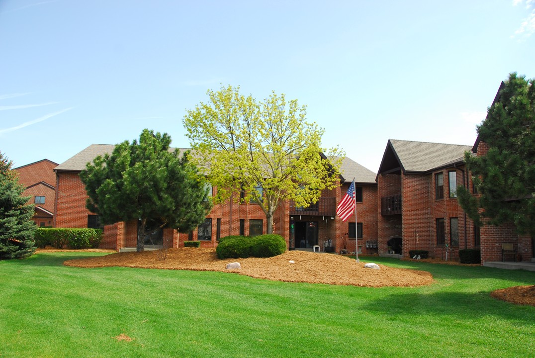 Clover Downs Apartments in Sussex, WI - Foto de edificio