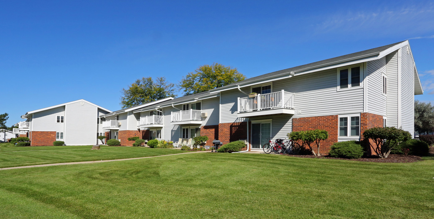 Village Green East Apartments Photo