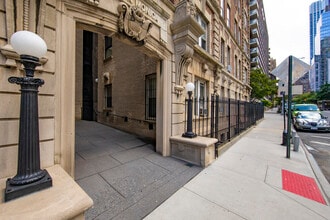 345 W 70th St in New York, NY - Foto de edificio - Building Photo