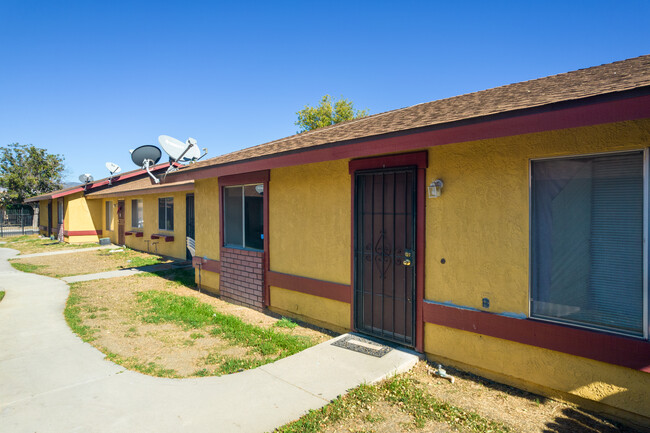 577 Montecito Ave in Hemet, CA - Foto de edificio - Building Photo