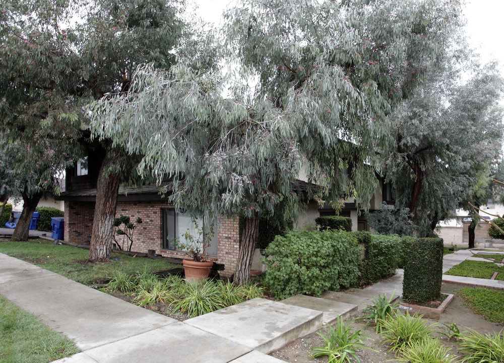 110 W Electric Ave in La Habra, CA - Building Photo