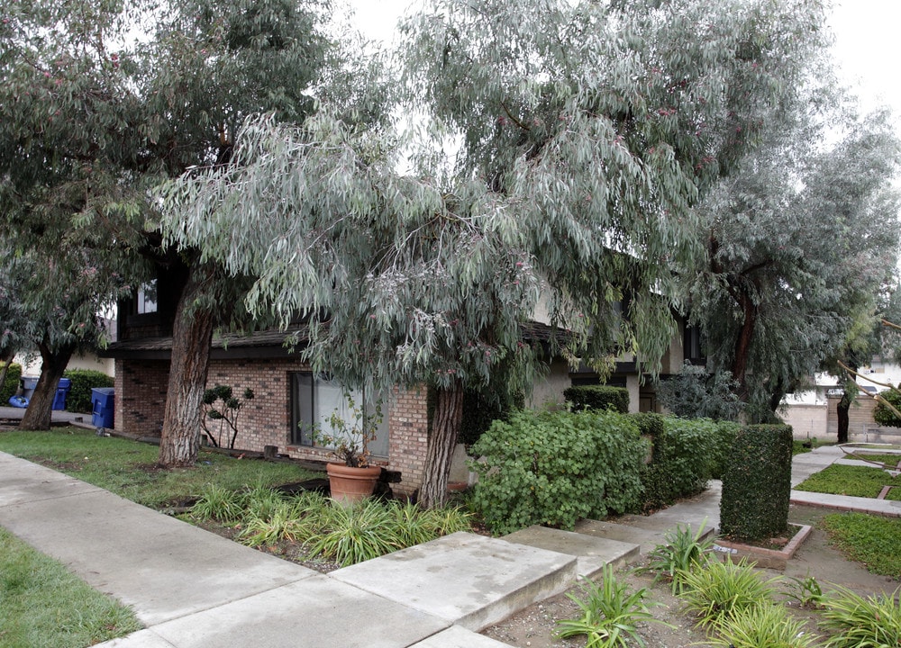 110 W Electric Ave in La Habra, CA - Foto de edificio