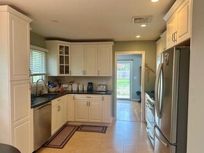 61 View Acre Dr in Huntington, NY - Building Photo - Building Photo