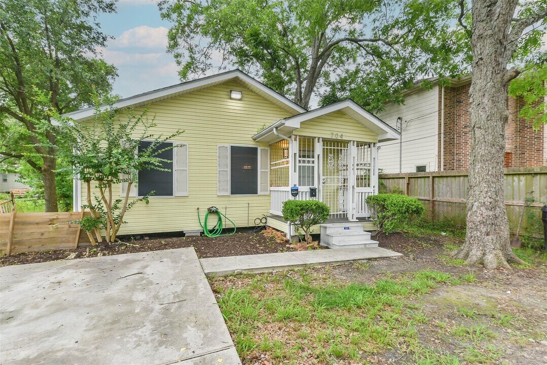 704 E 37th St in Houston, TX - Building Photo