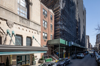 251 W 73rd St in New York, NY - Foto de edificio - Primary Photo