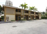 220 Madeira Ave in Coral Gables, FL - Foto de edificio - Building Photo