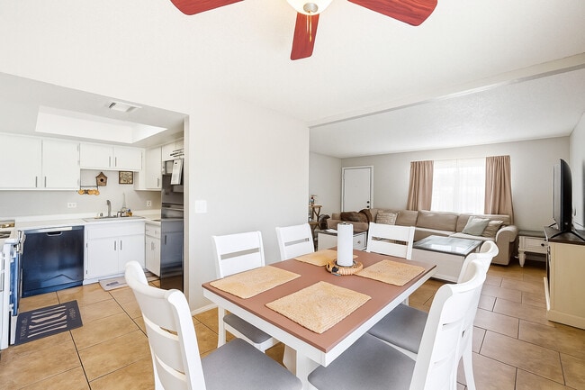 Woodridge Manor in Glendale, AZ - Building Photo - Building Photo