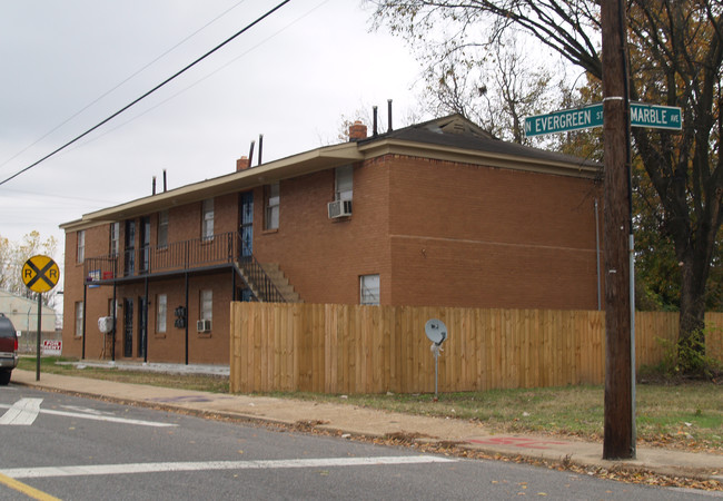 1242 N Evergreen St in Memphis, TN - Foto de edificio - Building Photo