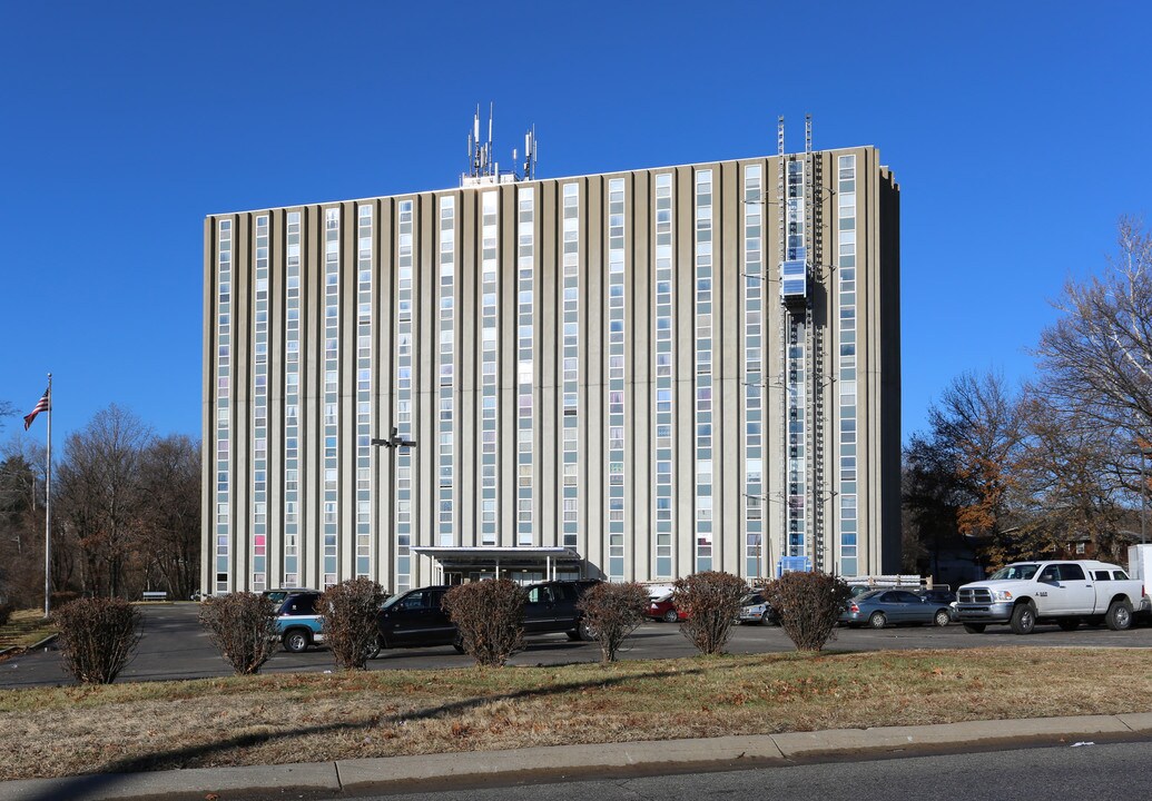 Westgate Towers in Kansas City, KS - Building Photo