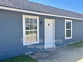 218 E 14th St in Ada, OK - Building Photo