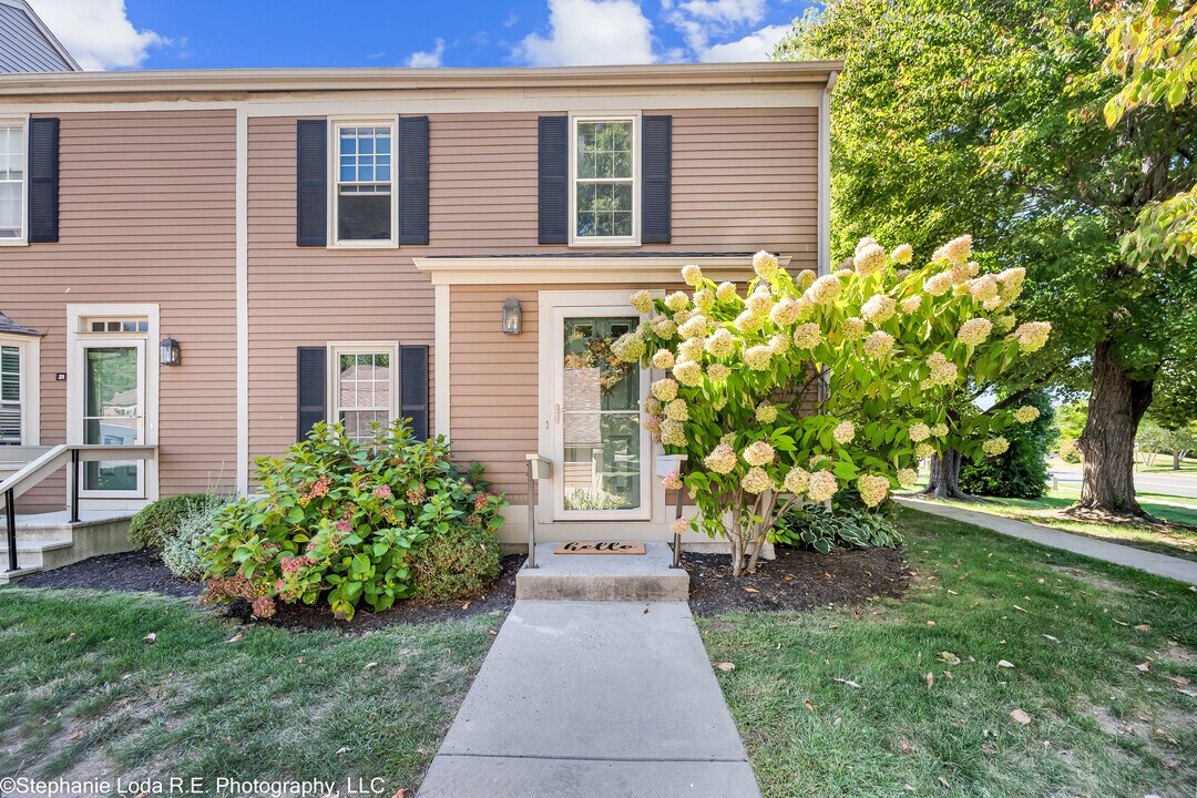 22 Newberry Ln in Glastonbury, CT - Building Photo