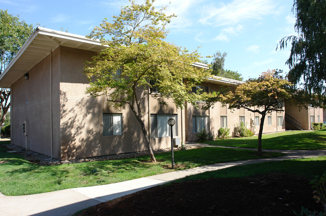 Mulberry Gardens Apartments in Sacramento, CA - Foto de edificio - Building Photo