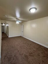 10504 S San Pedro St in Los Angeles, CA - Foto de edificio - Building Photo