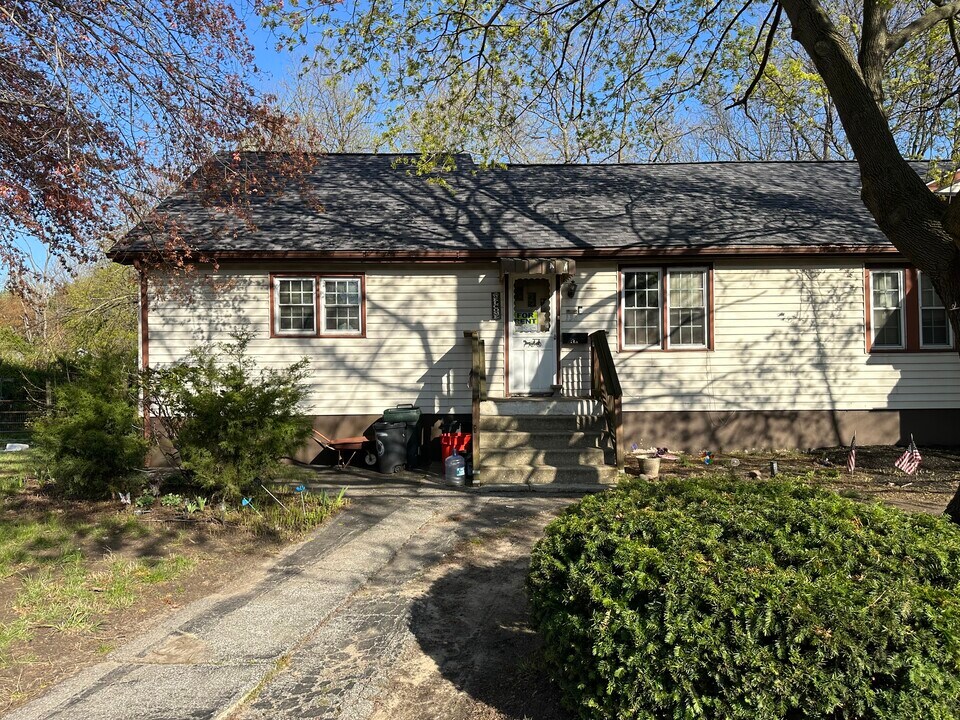 137 N Virginia Ave in Carneys Point, NJ - Building Photo