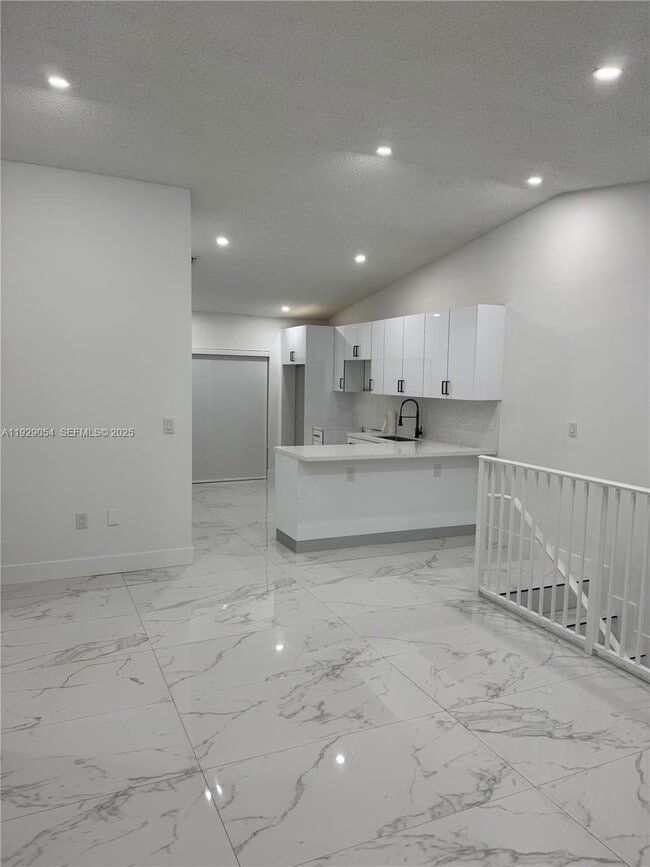 7698 W 34th Ln in Hialeah, FL - Building Photo - Building Photo