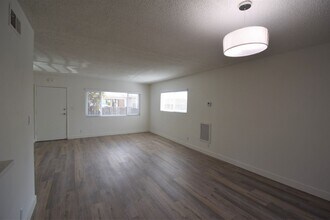15940 Hart St in Los Angeles, CA - Foto de edificio - Building Photo