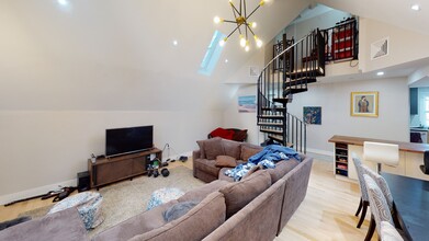 15 Lanark Rd, Unit 4 in Brookline, MA - Building Photo - Building Photo