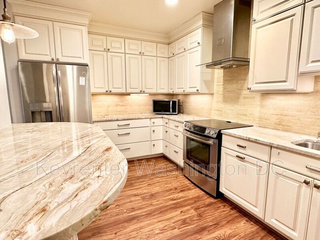 3273 Sutton Pl NW in Washington, DC - Building Photo - Building Photo