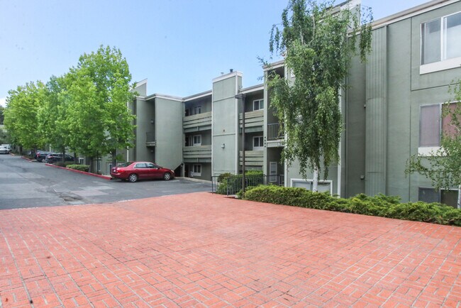 4000 Farm Hill Blvd-Unit -APT 112 in Redwood City, CA - Building Photo - Building Photo