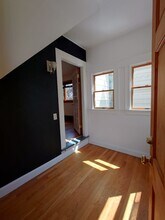 11 Hinckley St, Unit 1 in Somerville, MA - Foto de edificio - Building Photo