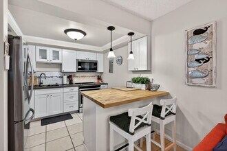 950 S Kanner Hwy in Stuart, FL - Foto de edificio - Building Photo