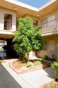 Vanowen Plaza Apartments in Van Nuys, CA - Building Photo - Building Photo