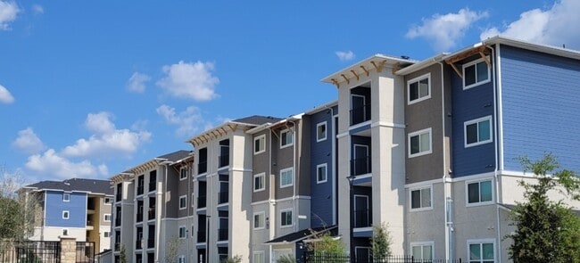 Country Club Village in San Antonio, TX - Foto de edificio - Building Photo