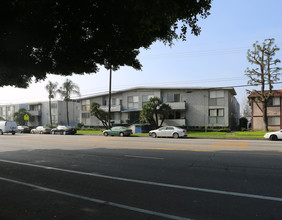 8825 Woodman Ave in Van Nuys, CA - Building Photo - Building Photo