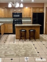 5214 Heatherstone Ct in Bettendorf, IA - Building Photo - Building Photo