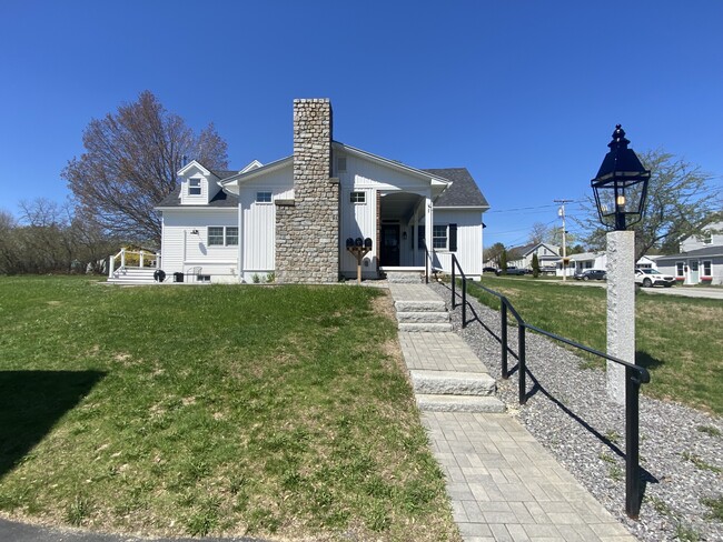 60 Sheldon St, Unit 1 in Farmingdale, ME - Building Photo - Building Photo
