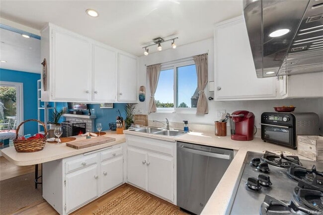 3068 Zell Dr in Laguna Beach, CA - Building Photo - Building Photo