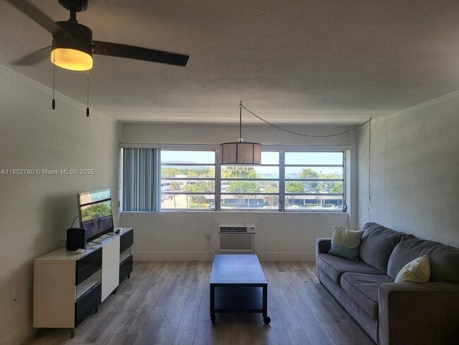 220 Kings Point Dr in Sunny Isles Beach, FL - Building Photo - Building Photo