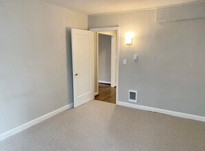 421 Summit Ave E, Unit 105 in Seattle, WA - Foto de edificio - Building Photo