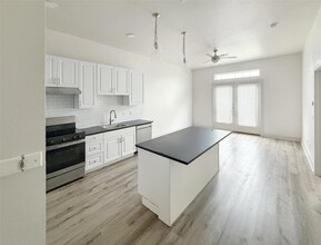 1514 E 15th St, Unit 09 in Plano, TX - Foto de edificio - Building Photo