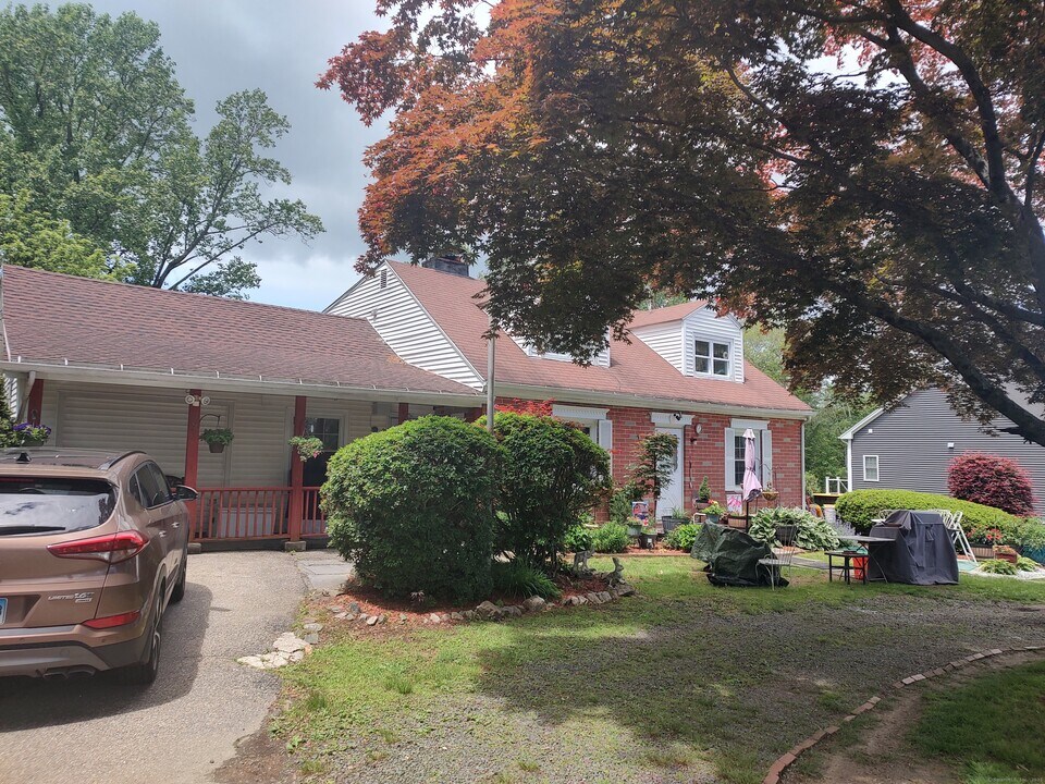 397 Long Hill Ave in Shelton, CT - Building Photo