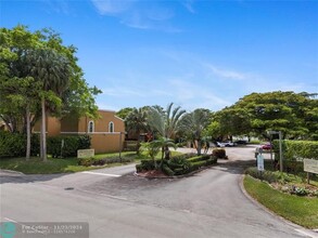 8005 NW 71st Ct in Tamarac, FL - Foto de edificio - Building Photo