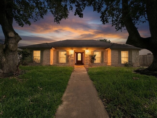 7914 Candle Ln in Houston, TX - Building Photo - Building Photo