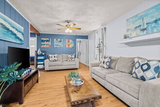 1427 W Ocean View Ave in Norfolk, VA - Building Photo - Building Photo