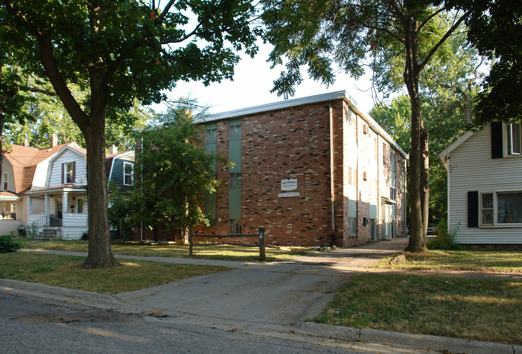 Colony Apartments in Lansing, MI - Building Photo