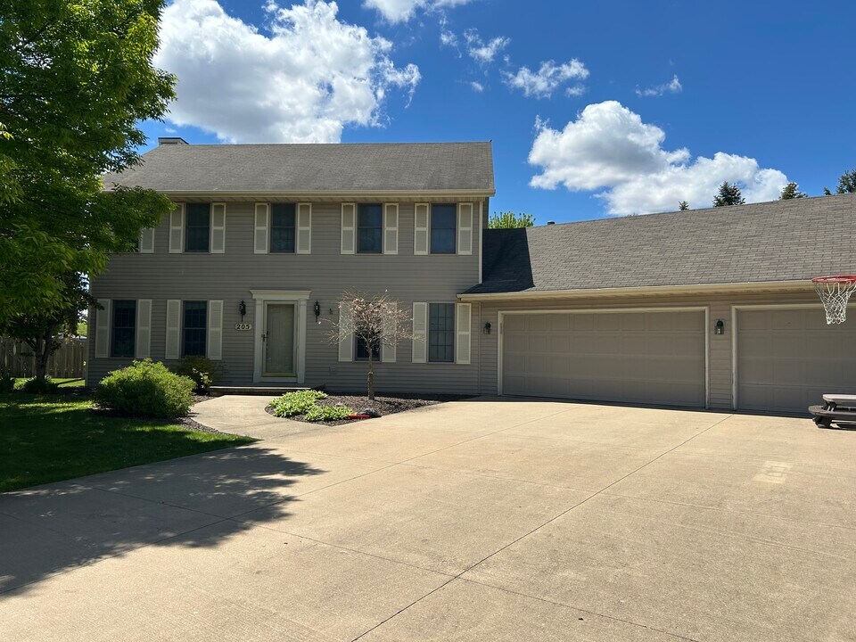 205 Bosworth Ct in Neenah, WI - Foto de edificio