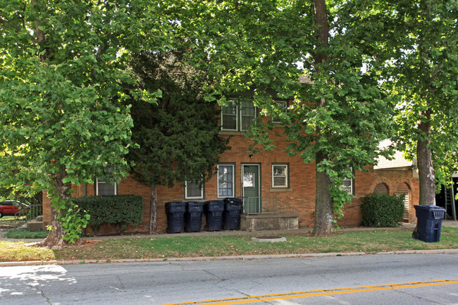 2436 NW 12th St in Oklahoma City, OK - Foto de edificio - Building Photo