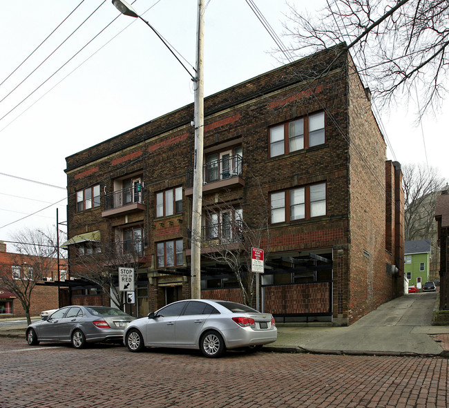 2187 Murray Hill Rd in Cleveland, OH - Foto de edificio - Building Photo