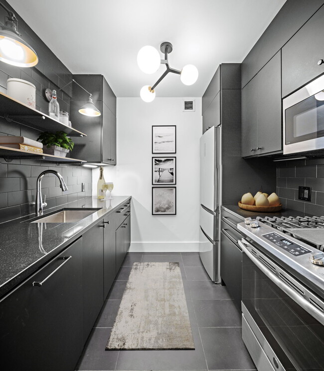 516 W 47th St in New York, NY - Building Photo - Building Photo