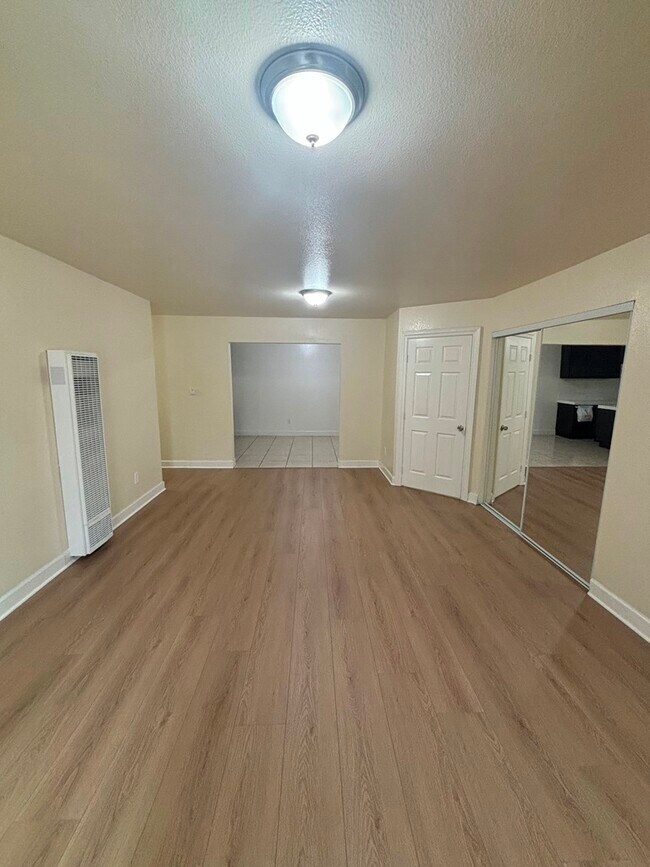 6808 Brynhurst Ave in Los Angeles, CA - Foto de edificio - Building Photo