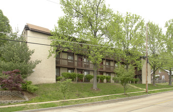 Peppertree Apartments in St. Louis, MO - Foto de edificio - Building Photo