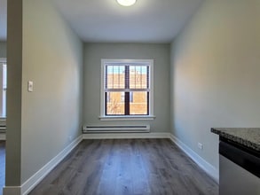 628 W Cornelia Ave, Unit 2E in Chicago, IL - Building Photo - Building Photo