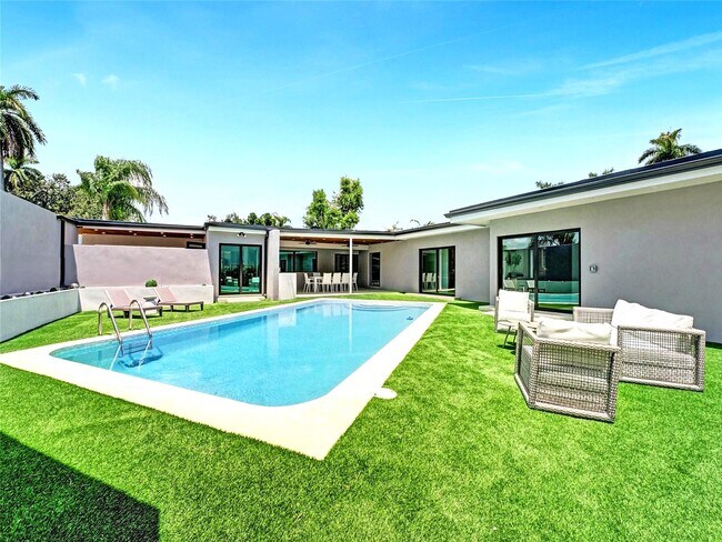 1931 NE 197th Ter in Miami, FL - Building Photo - Building Photo